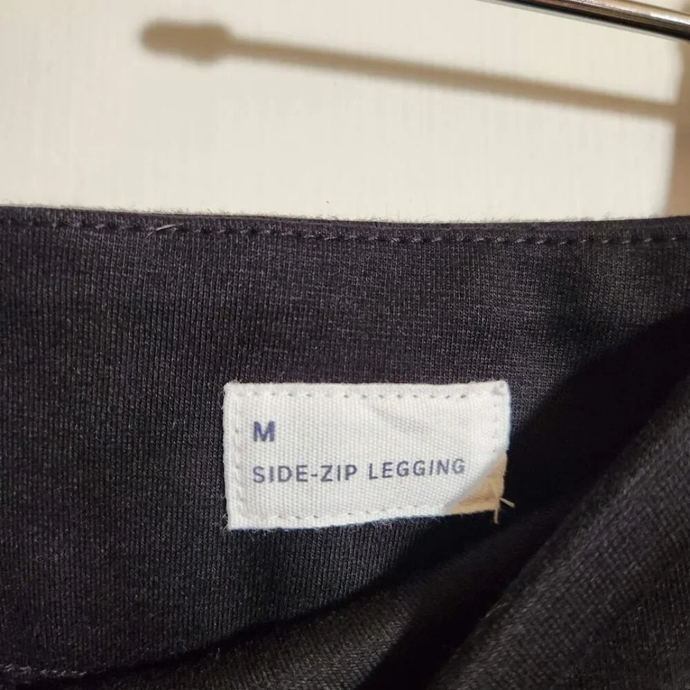 GAP Size Medium Skinny Pants Black Side Zipper Tapered at the bottom